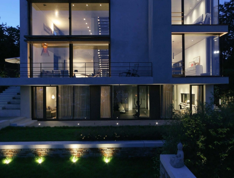 Einfamilienhaus Stuttgart Neubau Fassade Nacht
