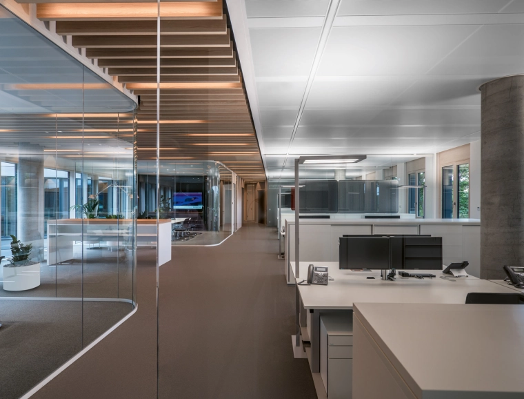 Conversion of a warehouse into an office/administration building - Hoffmann Group Munich - open floors and standing table