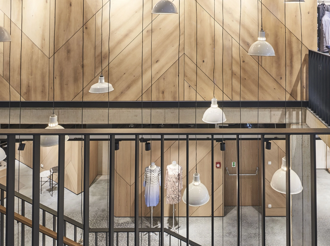 fashion store - new construction - redesign - Juhasz Bad Reichenhall - stairway - light situation - wood panel wall - hanging lamps