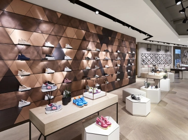 fashion house - conversion and modernisation - department store - Leffers Oldenburg - shoe department - bronze wall panels