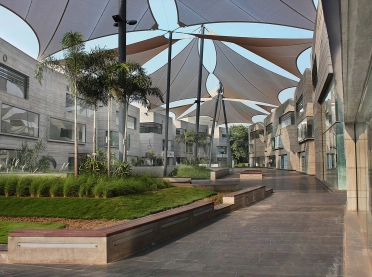 Retail and business park for retailers, service facilities and restaurants - Mondeal Retail Park Ahmedabad - inner courtyard
