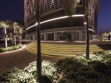 mixed-used building complex - urban and architectural conception - Mondeal Square Ahmedabad - entrance by night