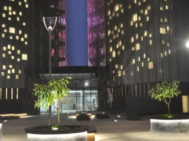 mixed-used building complex - urban and architectural conception - Mondeal Square Ahmedabad - forecourt by night