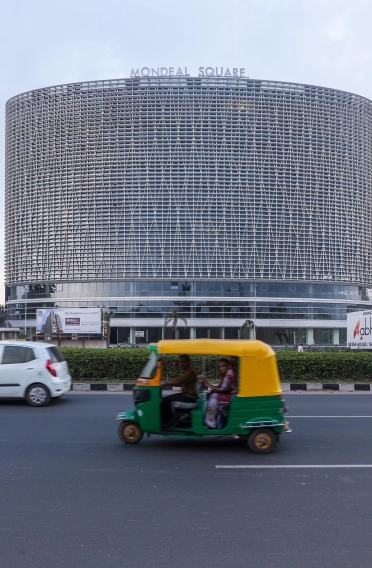 mixed-used building complex - urban and architectural conception - Mondeal Square Ahmedabad - round building