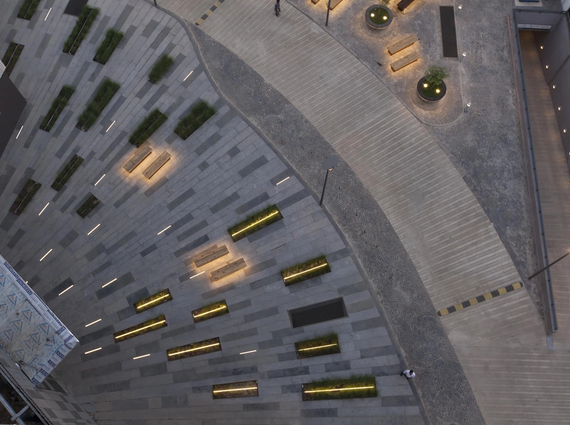 mixed-used building complex - urban and architectural conception - Mondeal Square Ahmedabad - forecourt