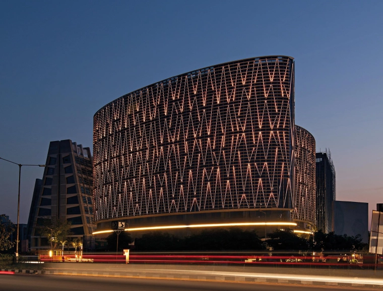 mixed-used building complex - urban and architectural conception - Mondeal Square Ahmedabad - facade by night