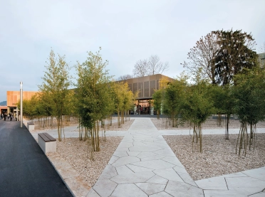 Outletcity - construction and conversion of an existing building - ways and green areas