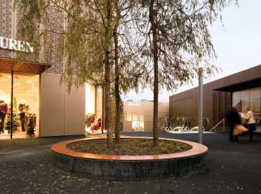Outletcity - construction and conversion of an existing building - inner courtyard -  green area