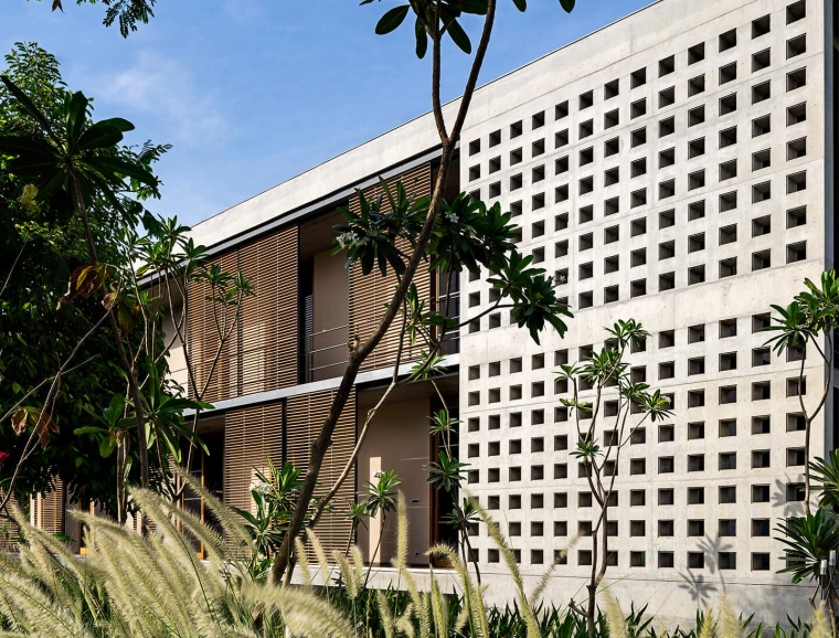Private Residence Ahmedabad - new construction - facade - wood lamella shutters - beton recess