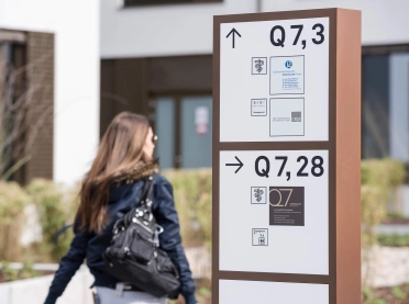 Orientation system, communication design, naming - Q 6 Q 7 Mannheim - wayfinding - stele