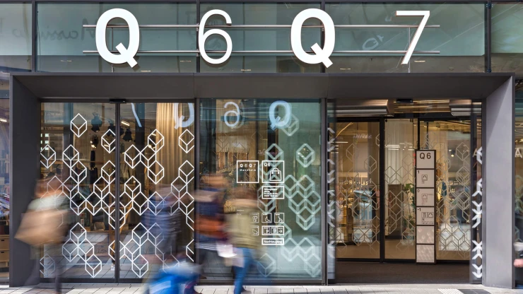 Orientation system, communication design, naming - Q 6 Q 7 Mannheim - entrance - glazing technique