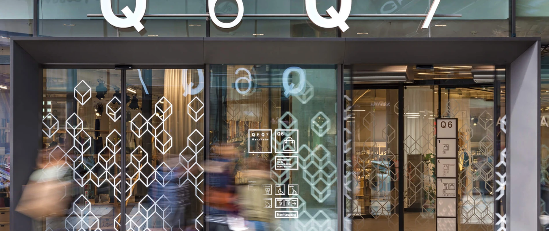 Orientation system, communication design, naming - Q 6 Q 7 Mannheim - entrance - glazing technique