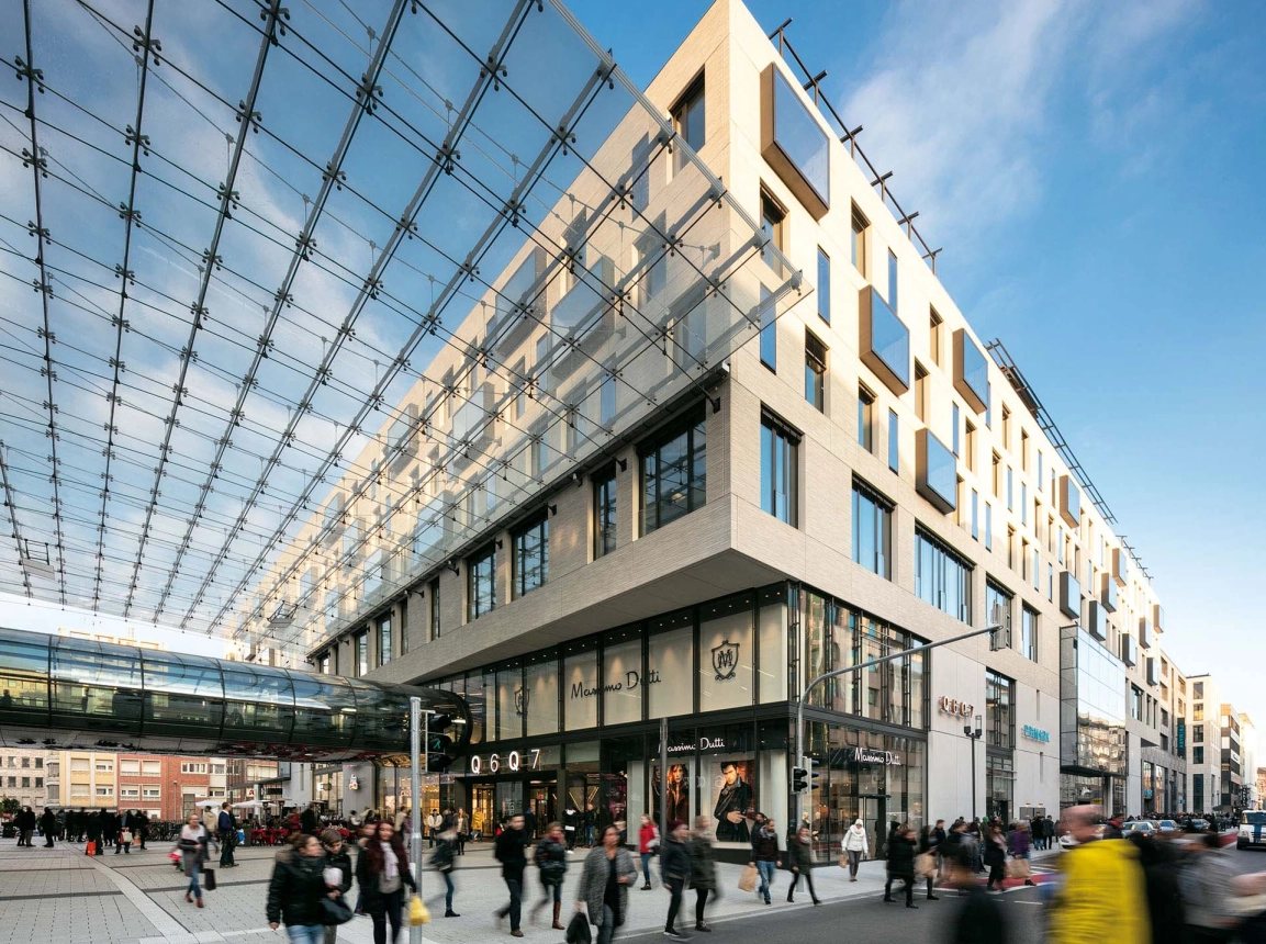 Mixed used quarter - Q 6 Q 7 Mannheim - facade corner view