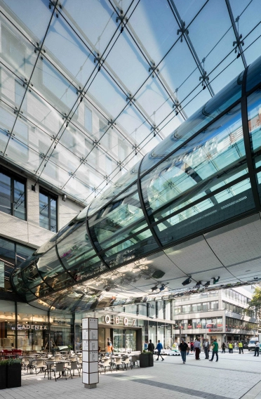 Mixed used quarter - Q 6 Q 7 Mannheim - glass passage bridge outside
