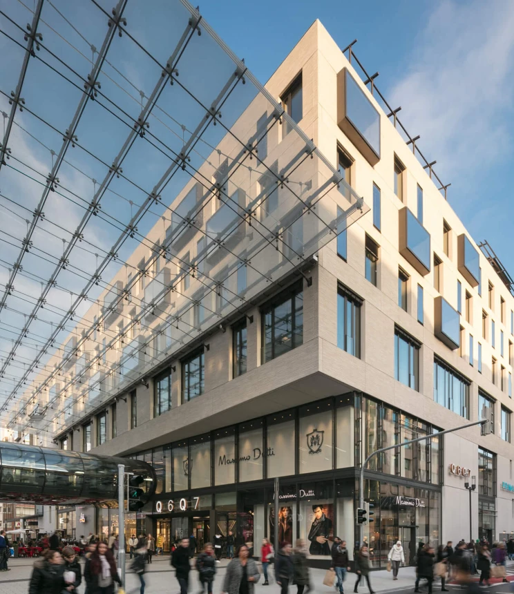 Mixed used quarter - Q 6 Q 7 Mannheim - outside facade - entrance and public space