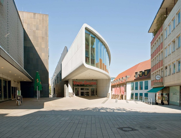 new construction - inner-city mall - competition - Stadtgalerie Heilbronn - outside facade view - entrance area - daylight - pedestrian zone